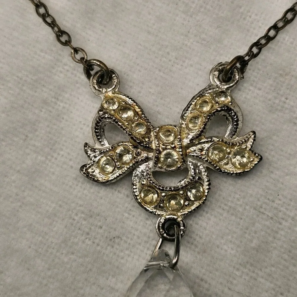 VTG Bow Pendant Necklace Teardrop Crystal Faceted Rhinestones 14‎ Inches Mod